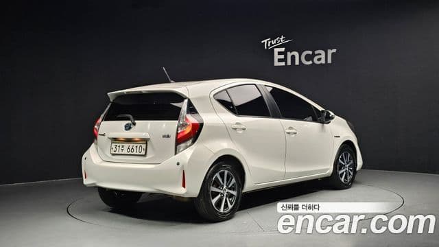 Toyota Prius C 2018 — Şəkil 16/20