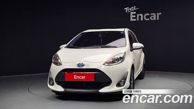 Toyota Prius C 2018 — Şəkil 9/20