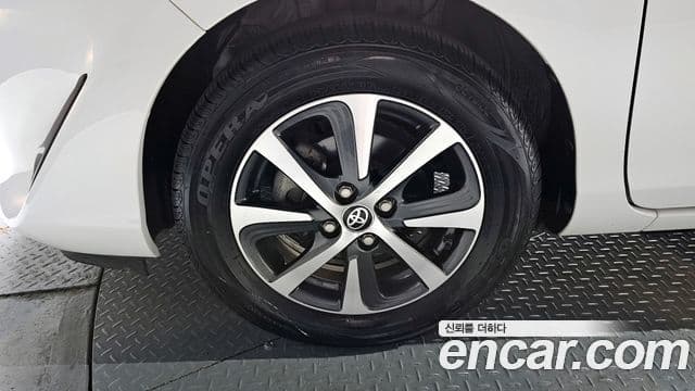 Toyota Prius C 2018 — Şəkil 6/20