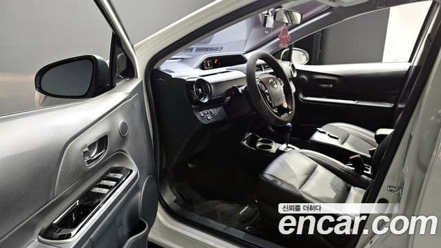 Toyota Prius C 2018 — Şəkil 10/20