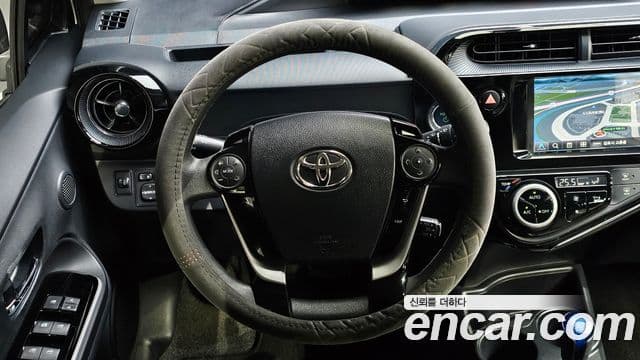 Toyota Prius C 2018 — Şəkil 11/20