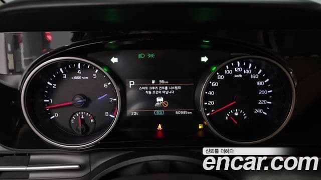 Kia Carnival 2023 — ფოტო 8/20