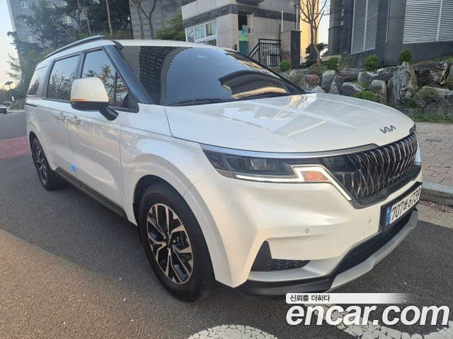 Kia Carnival 2023 — ფოტო 2/18