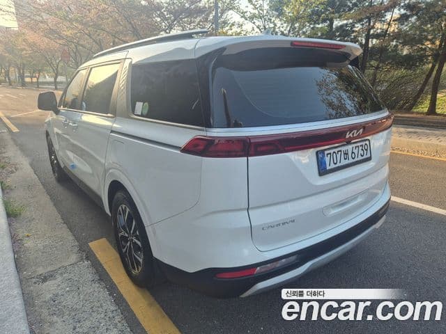 Kia Carnival 2023 — ფოტო 5/18