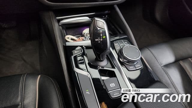 BMW 5 Series 2018 — ფოტო 25/37