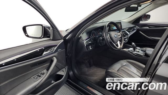 BMW 5 Series 2018 — ფოტო 21/37