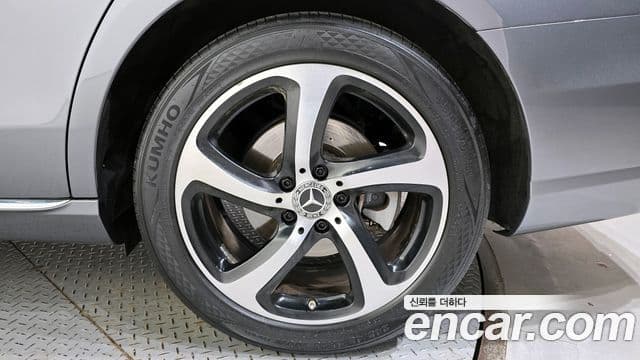Mercedes-Benz E-Class 2019 — Photo 13/30