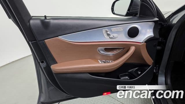 Mercedes-Benz E-Class 2019 — Photo 12/30