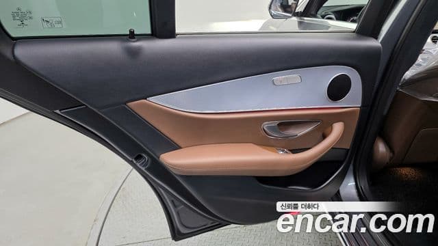 Mercedes-Benz E-Class 2019 — Photo 23/30