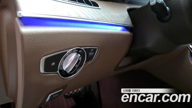 Mercedes-Benz E-Class 2019 — ფოტო 13/20