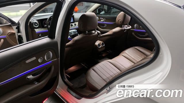 Mercedes-Benz E-Class 2019 — Şəkil 29/31