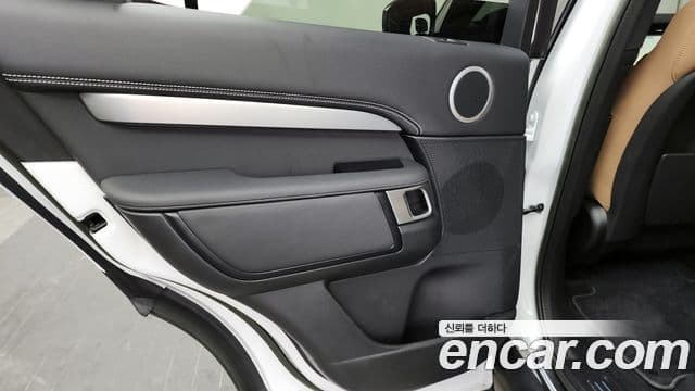 Land Rover Discovery 5 2023 — Photo 13/35