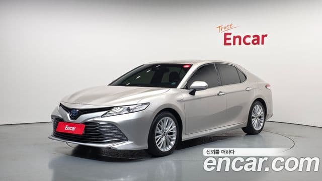 Toyota Camry 2018 — ფოტო 26/32