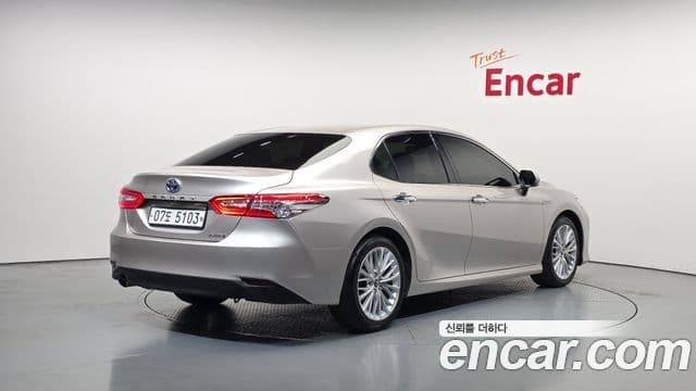 Toyota Camry 2018 — ფოტო 27/32
