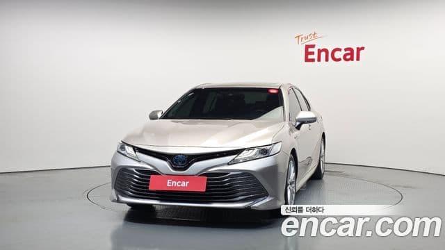 Toyota Camry 2018 — ფოტო 13/32