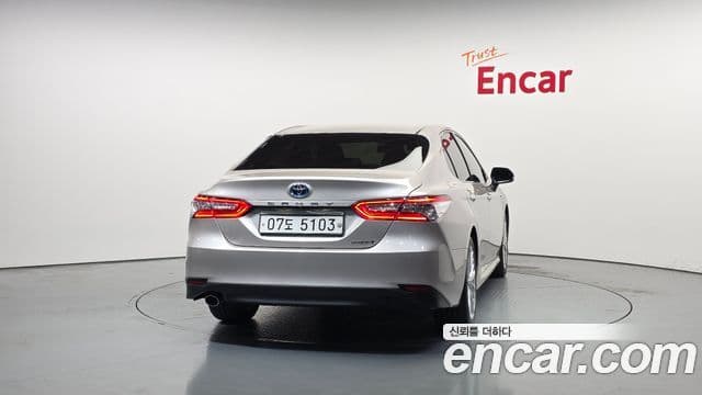 Toyota Camry 2018 — ფოტო 25/32