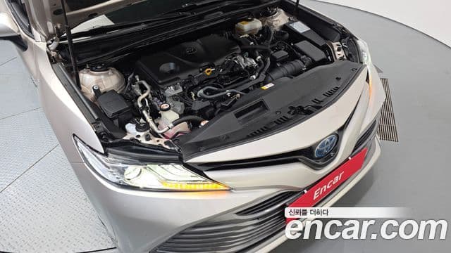 Toyota Camry 2018 — ფოტო 10/32