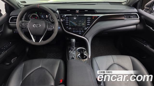 Toyota Camry 2018 — ფოტო 18/32