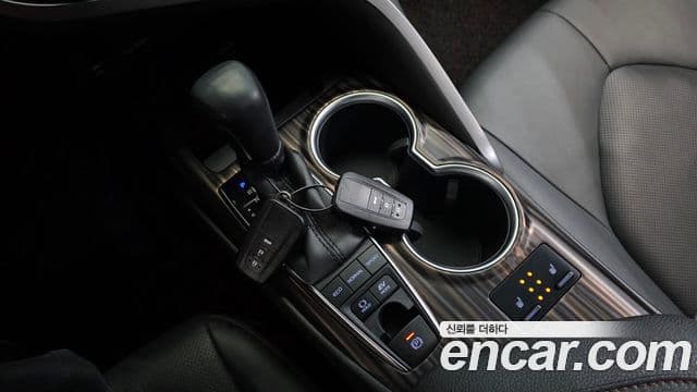 Toyota Camry 2018 — ფოტო 1/32