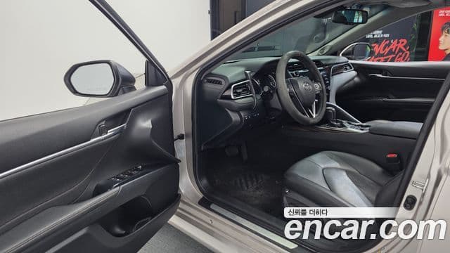 Toyota Camry 2018 — ფოტო 11/32