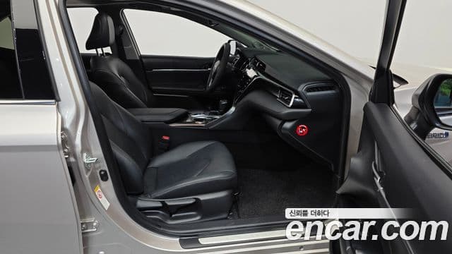 Toyota Camry 2018 — ფოტო 20/32