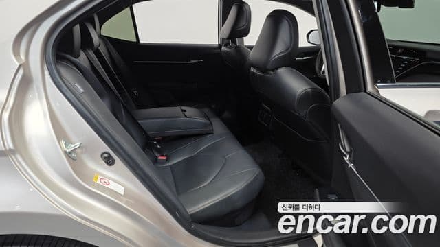 Toyota Camry 2018 — ფოტო 12/32