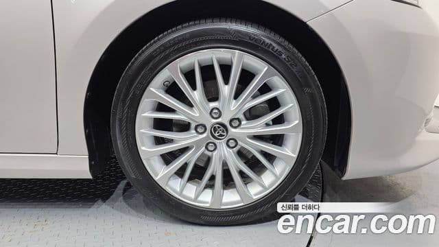 Toyota Camry 2018 — ფოტო 29/32