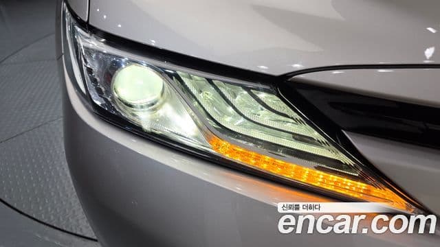 Toyota Camry 2018 — ფოტო 21/32