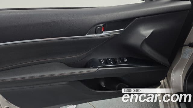 Toyota Camry 2018 — ფოტო 30/32