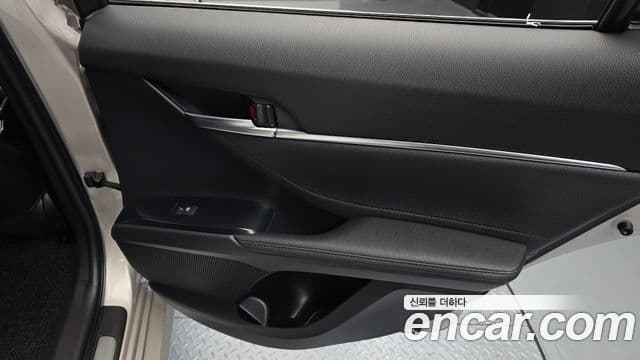 Toyota Camry 2018 — ფოტო 24/32