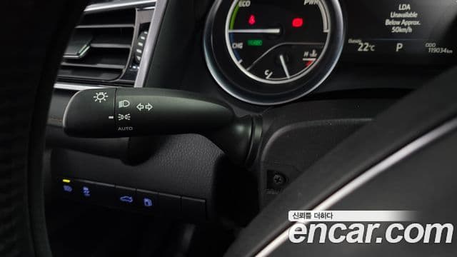 Toyota Camry 2018 — ფოტო 17/32