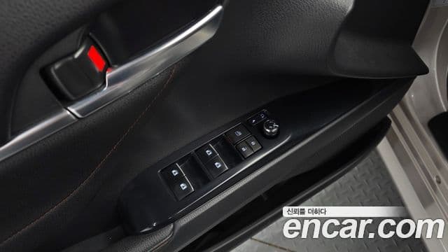 Toyota Camry 2018 — ფოტო 2/32