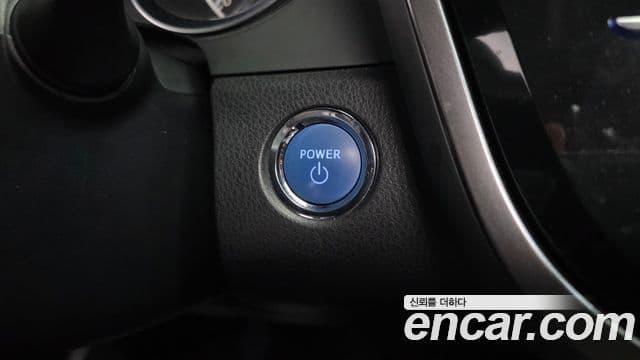 Toyota Camry 2018 — ფოტო 23/32