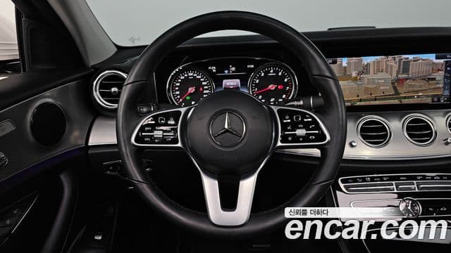 Mercedes-Benz E-Class 2018 — ფოტო 13/20