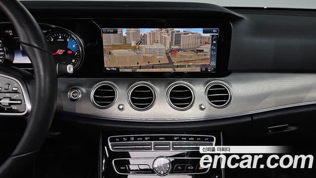 Mercedes-Benz E-Class 2018 — ფოტო 14/20