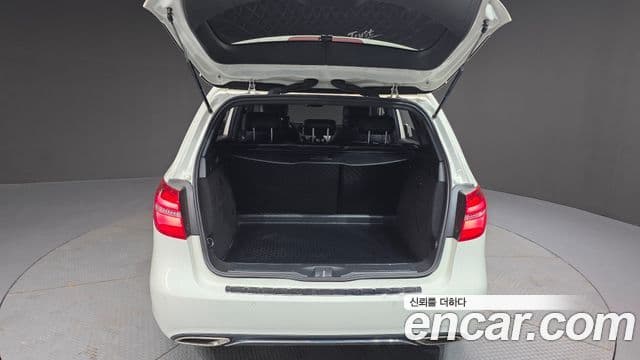Mercedes-Benz B-Class 2018 — Şəkil 17/20