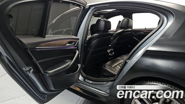 BMW 5 Series 2018 — Photo 11/20