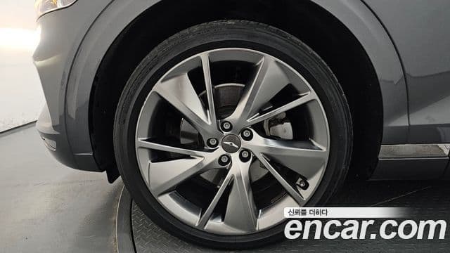 Genesis GV70 2021 — ფოტო 28/33
