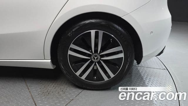 Mercedes-Benz A-Class 2022 — Photo 20/28