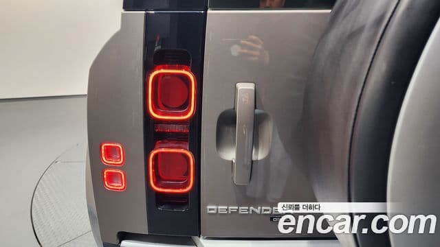 Land Rover Defender 2022 — Photo 15/41
