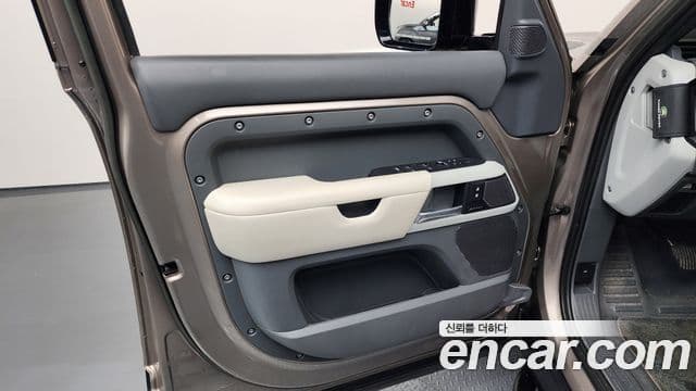 Land Rover Defender 2022 — Photo 3/41