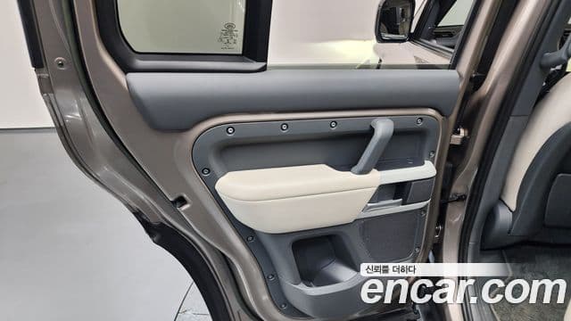 Land Rover Defender 2022 — Photo 35/41
