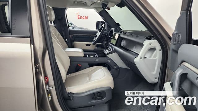 Land Rover Defender 2022 — Photo 25/41