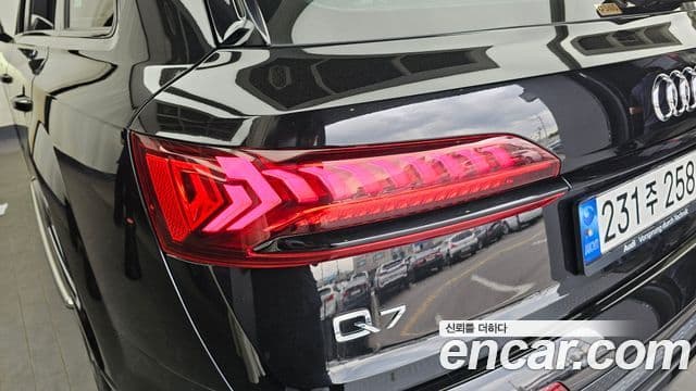 Audi Q7 2023 — Photo 7/35