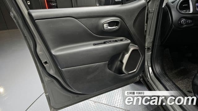 Jeep Renegade 2022 — Şəkil 24/32