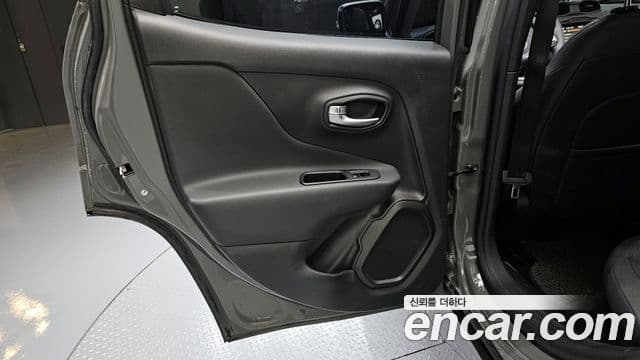 Jeep Renegade 2022 — Şəkil 9/32