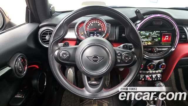 Mini Cooper S 2019 — ფოტო 14/20