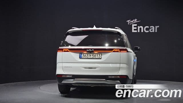 Kia Carnival 2023 — ფოტო 4/20