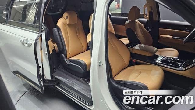 Kia Carnival 2023 — ფოტო 11/20