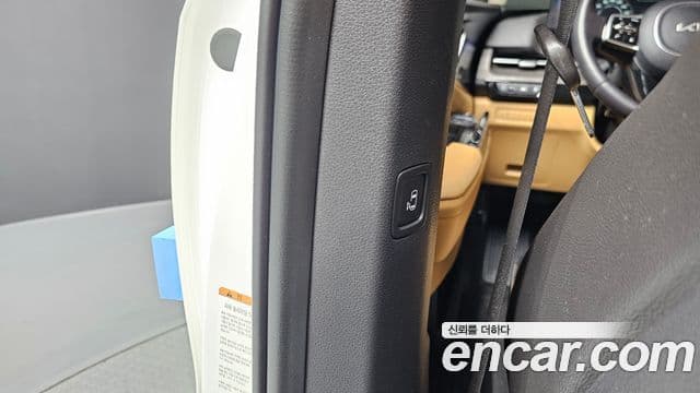 Kia Carnival 2023 — ფოტო 18/20